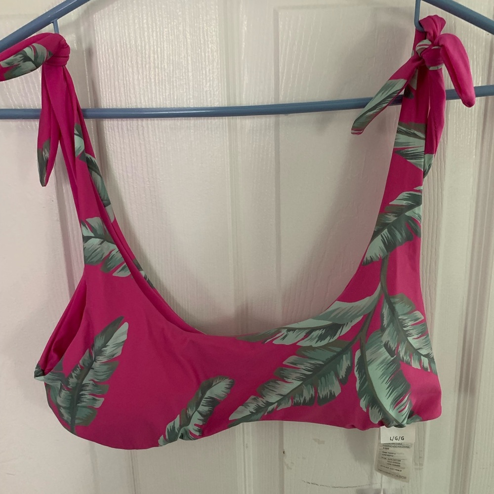 CLEARANCE Sisstrevolution NWT bathing suit top- size Large
